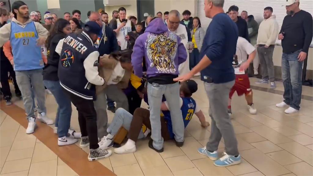 NBA(影)／比賽打完還有番外篇！湖人金塊球迷散場上演「拳上」大場面