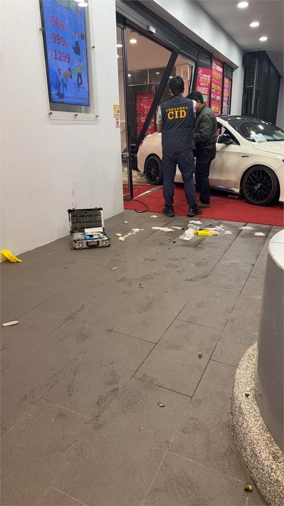 宜蘭KTV爆衝突! 顧客不滿服務態度竟「倒車」撞店門