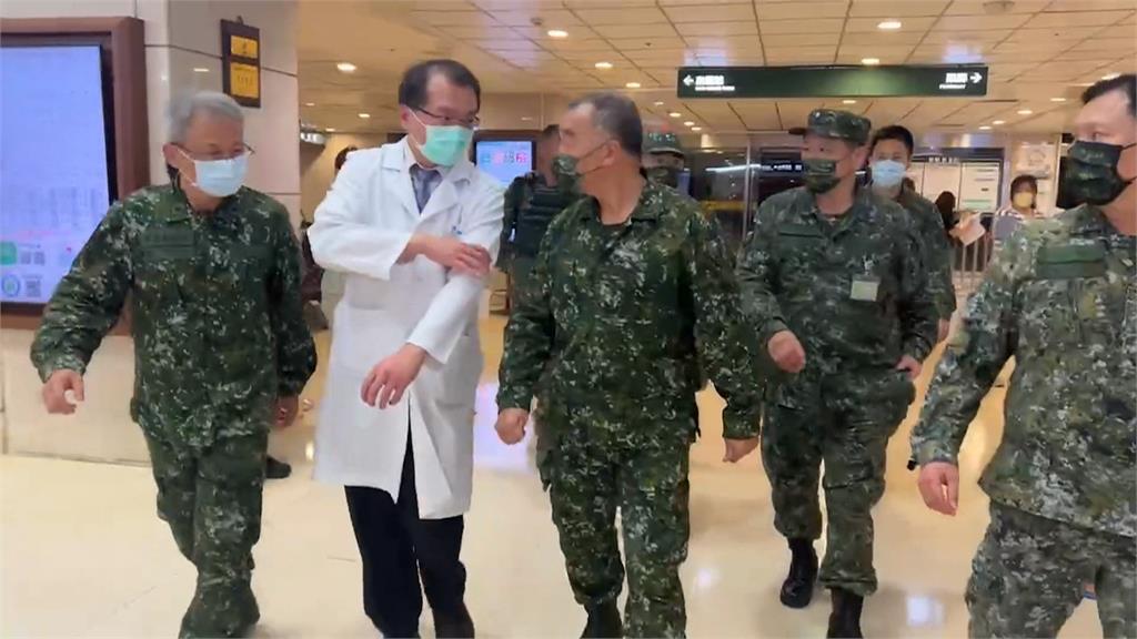 迫砲彈爆炸士官左手遭炸斷 邱國正赴醫院探視