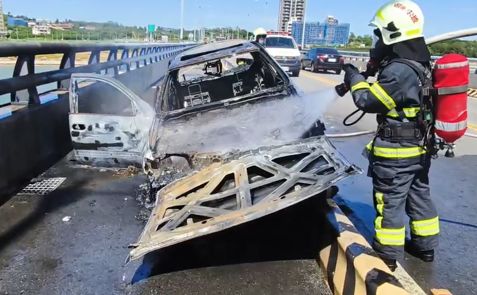 金門大橋首起火燒車意外! 情侶急跳車逃生 疑爆胎自撞釀禍