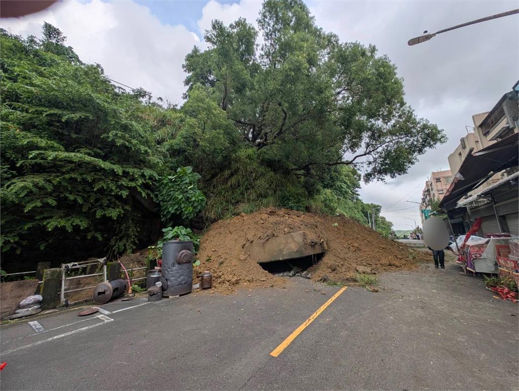 驚險一瞬間！高雄小港三層樓高擋土牆坍塌　整片土石、樹木滑落壓毀機車