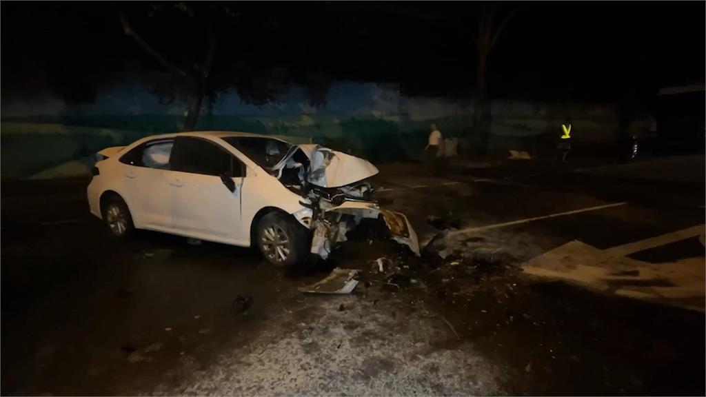 疲勞駕駛? 轎車撞路樹起火燃燒 駕駛逃出受傷送醫