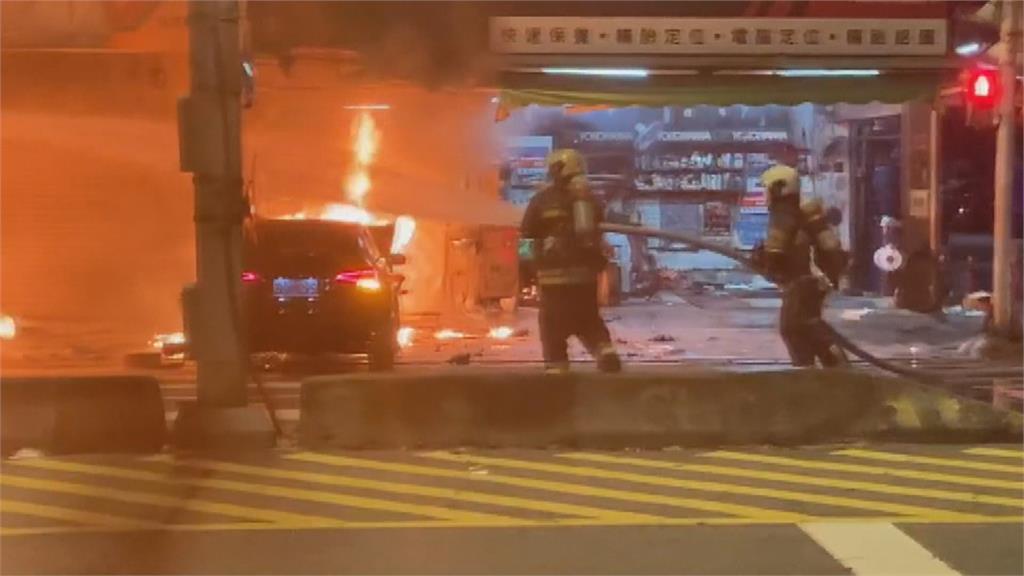 碰!巷口車禍小貨車成火燒車 延燒店家、停放車輛損失慘