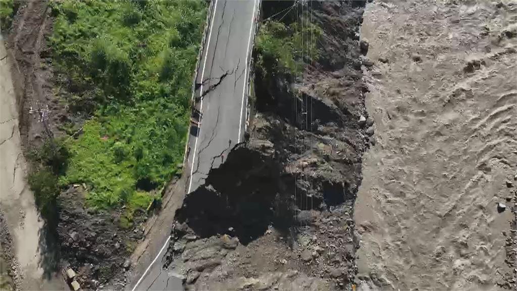 高雄那瑪夏受暴雨摧殘　台29線多處路基坍方難行
