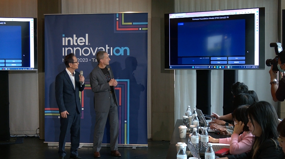免連網也能跟機器人聊天！　英特爾CEO偕華碩董座秀「AI　PC」