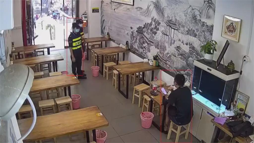 吃麵被要求戴口罩！中國餐廳老闆譙警「魔障了」　事後竟收不明威脅電