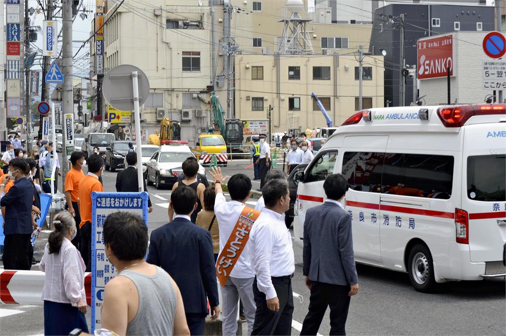 安倍晉三連中3槍「倒臥血泊、傳心肺停止」！　兇手攻擊時序曝光