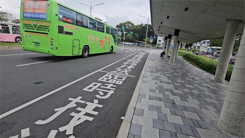 宜蘭新轉運站剛啟用就出包? 扶手髒兮兮!民代變「大黑手」