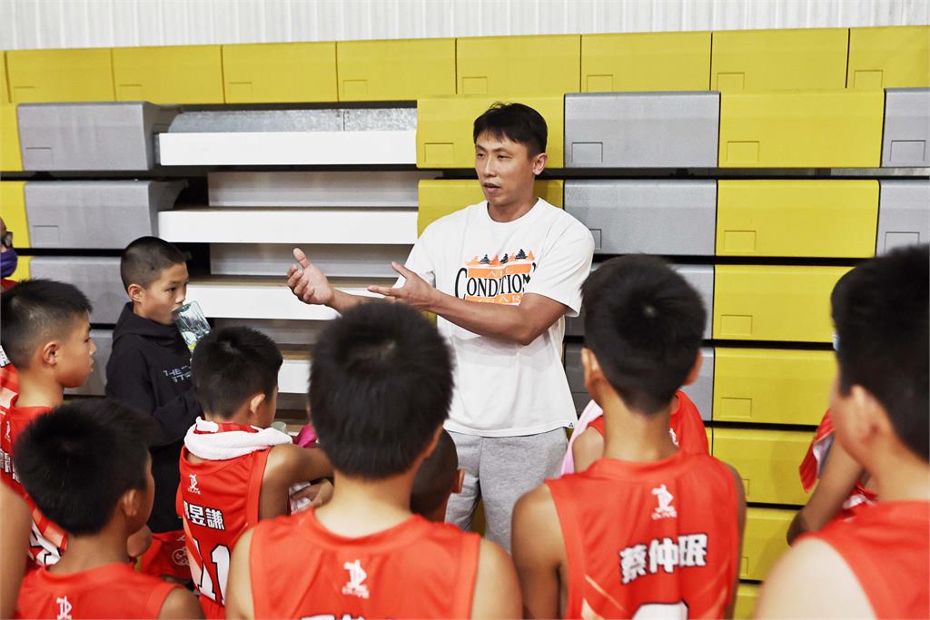 籃球/U19得分好手何彥錡帶隊險勝!想和偶像李愷諺、陳盈駿學習