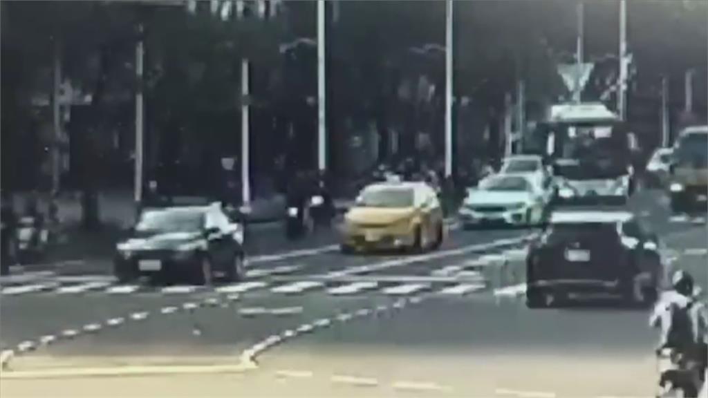 酒駕「睡死在車上」還藏毒! 駕駛「這一動作」擦撞警車