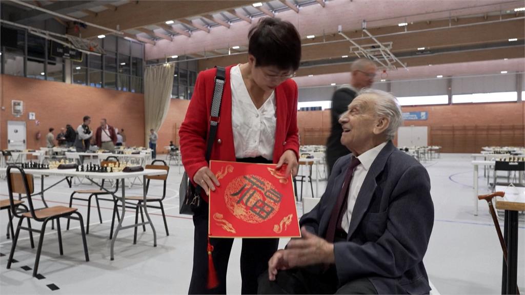 相差近1世紀西洋棋賽 104歲人瑞對決9歲小棋手