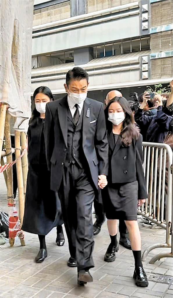 劉德華送別97歲亡父！低頭不語步入靈堂1家3口「現場同框」畫面曝