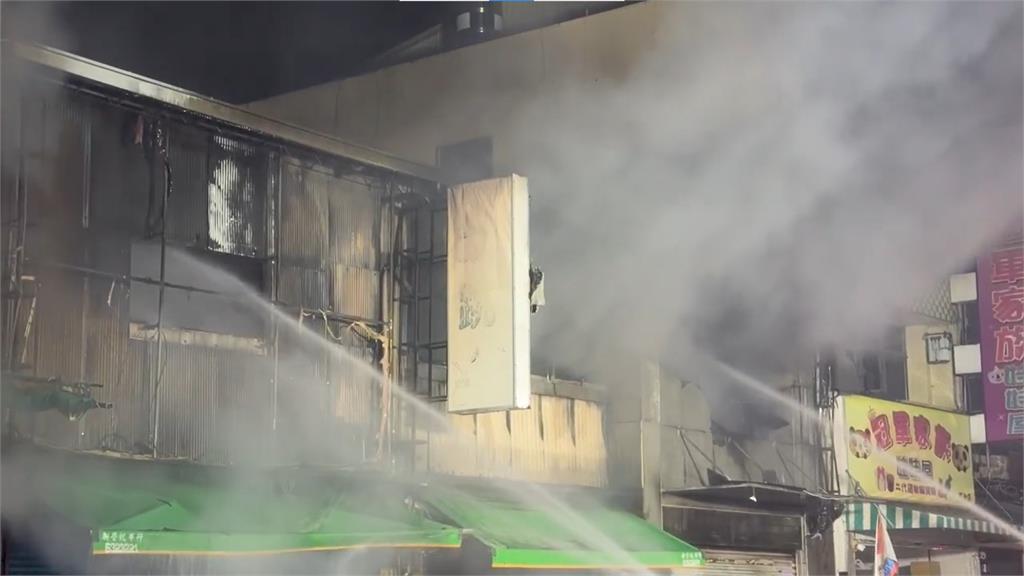 最新／台南髮廊竄濃煙！延燒知名粉漿蛋餅店　3戶全面燃燒搶救中