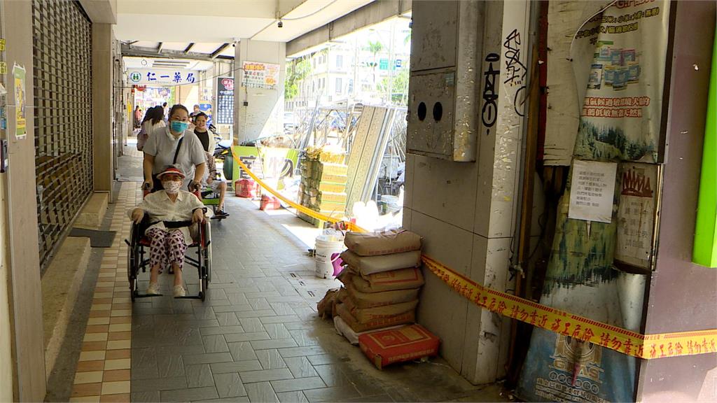 為省事亂扔鷹架？　台北中山區工人拆鷹架從高空扔下