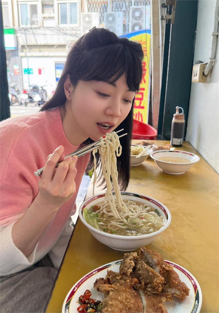 勁戰正妹「沒戴安全帽」是高嘉瑜本人!「整尊改裝超反差」網愣:不一樣
