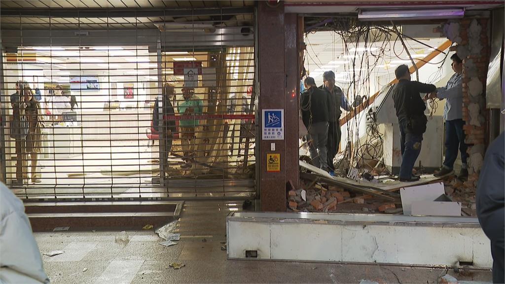 快新聞／三立採放車出事了！暴衝撞彰銀釀10傷　民眾渾身血躺擔架畫面曝