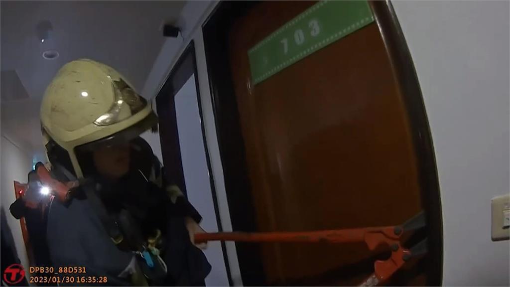 71歲老翁洗澡拍打牆壁呼救　警消出動破壞工具救援