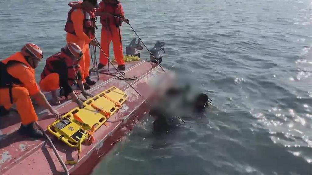 中國漁船越界捕魚 蛇行逃逸翻船 4名中國漁民落海 2人不治