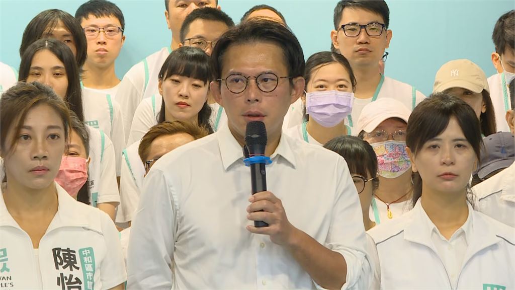 快新聞／黃國昌不挺？館長合影「一國兩制標語」喊兩岸融合　本人一句話表態