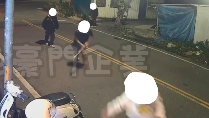 恐怖情人!花蓮男當街毆打女友 警1小時內逮人