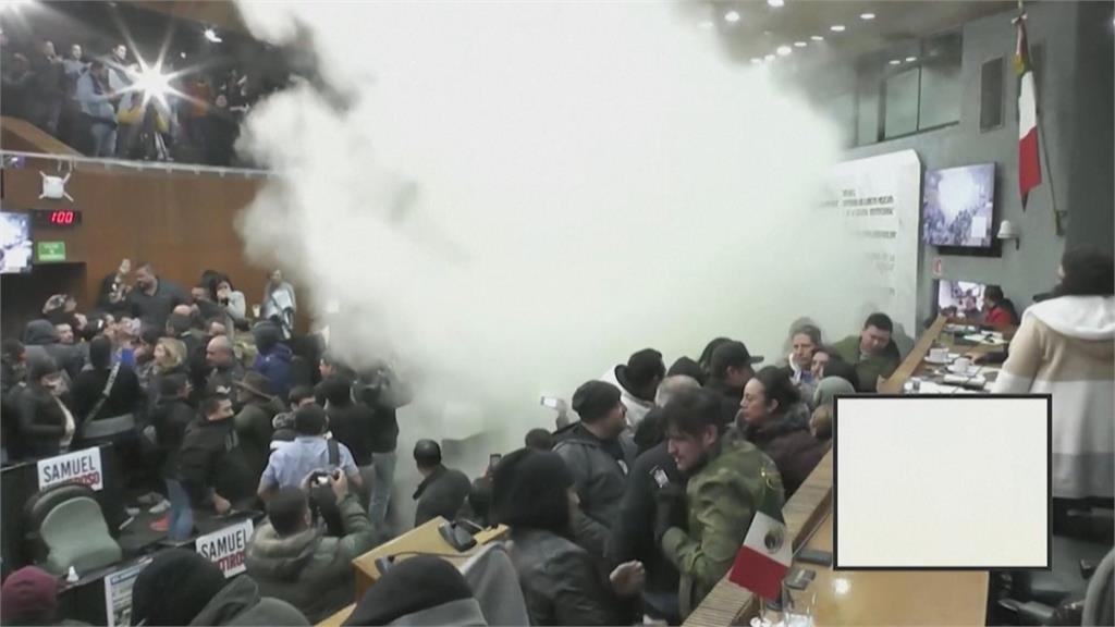 波蘭國會議員亂噴滅火器 墨西哥議會衝突丟煙霧彈