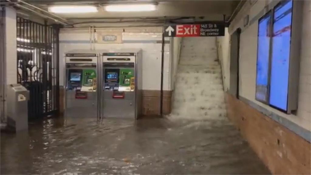 暴雨淹沒全城！紐約地鐵驚現瀑布　洪流狂灌成汪洋一片