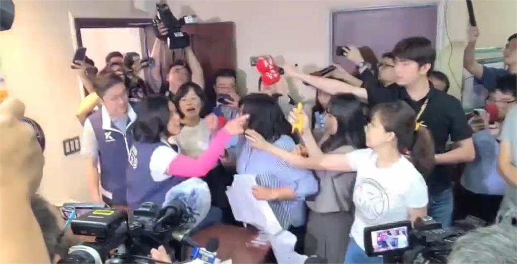 快新聞/陳玉珍動手搶「尖叫雞」、撕毀綠委道具 郭昱晴慘遭陳玉珍抓傷