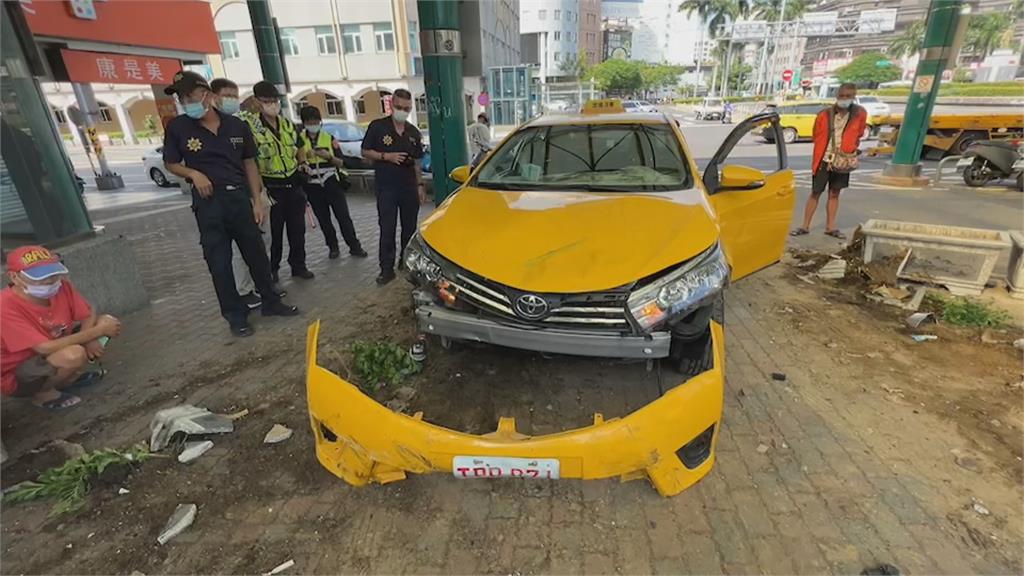 衰！台南火車站前小黃直直衝　警被撞飛腿骨折...　計程車同業也遭波及