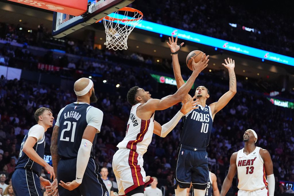 NBA(影)／在對手頭頂上單手猛灌！字母哥卯足全力大三元演出仍救不了熱火