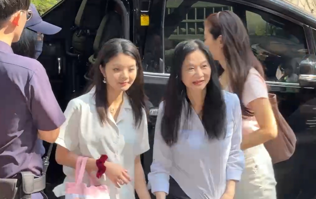 「國民岳母」應曉薇10點再開羈押庭！學霸女兒現身「一暖舉」力挺小草