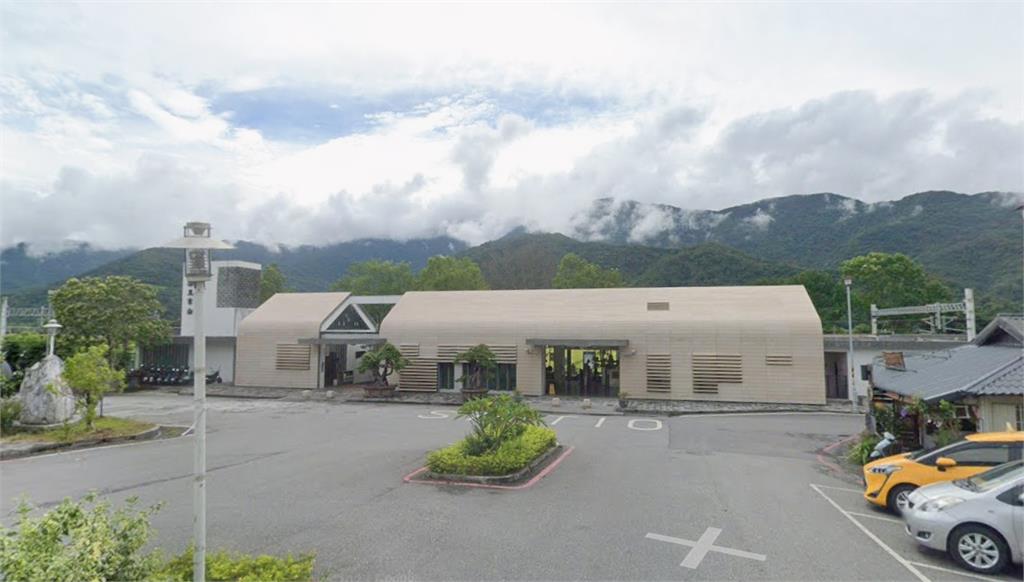 影／火車鐵軌旁有埋伏？司機驚見「移動草叢」急減速...警查出原因要罰了