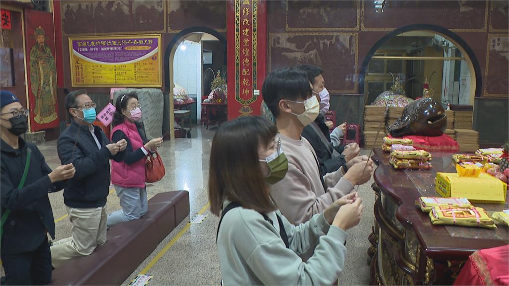 過年廟宇湧人潮 高雄意誠堂推防疫新招