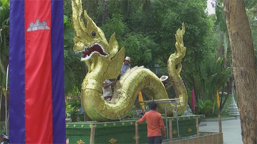 柬埔寨潑水活動慶祝新年 出動消防車噴水炒熱氣氛