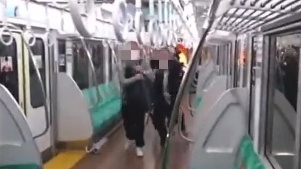 萬聖節扮「蝙蝠俠小丑」東京砍人　嫌詭笑抽菸「等人抓」乘客狂奔畫面曝