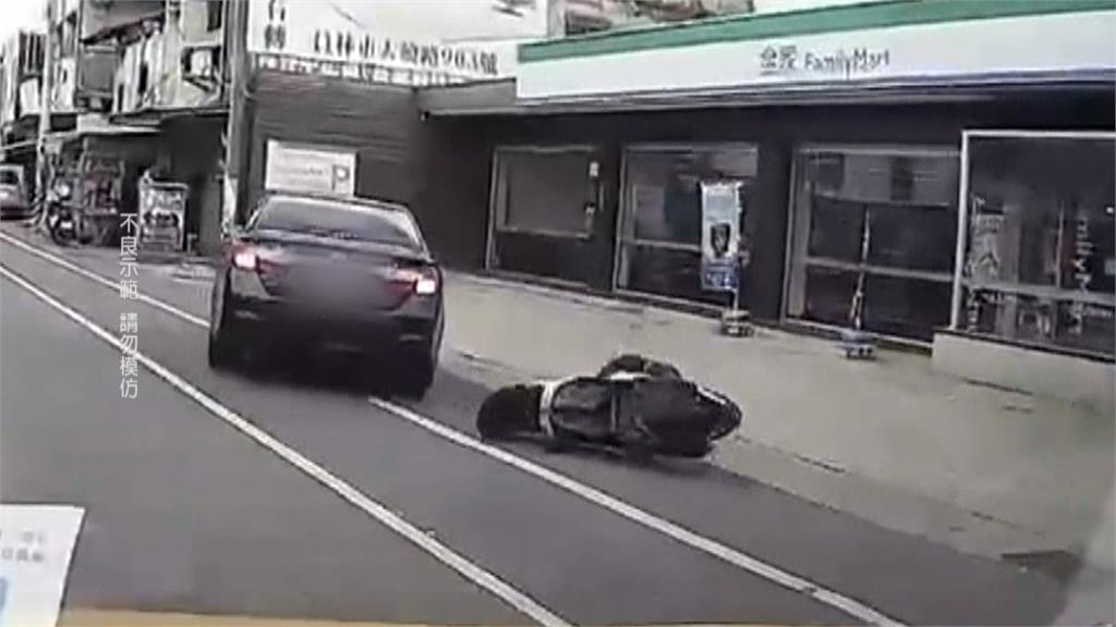 小客車突右偏擦撞騎士! 駕駛加速逃逸 網轟:「撞世DIE」嗎?