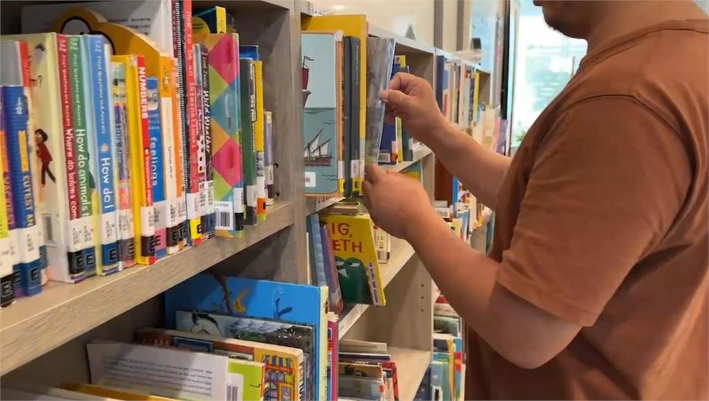 雲林圖書館驚見集體嗑便當 館方:策展員有先取得許可