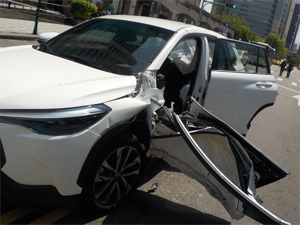 快新聞/板橋車站前車禍!公車擦撞多元計程車 3人輕傷送醫