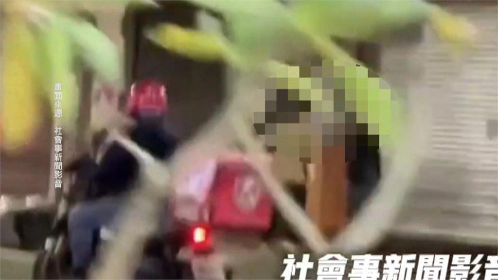 不滿被叭 ！ 火爆駕駛兩度下車理論.怒朝騎士揮拳