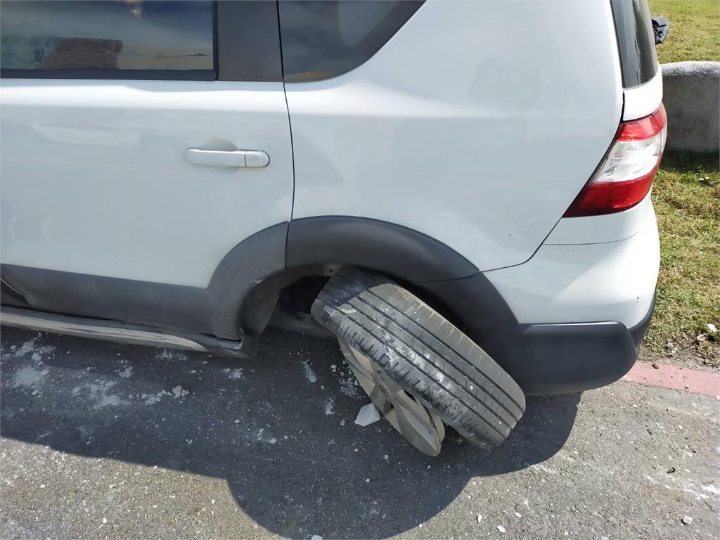 花蓮貨車過彎掉大石塊 對向車遭砸中2人送醫