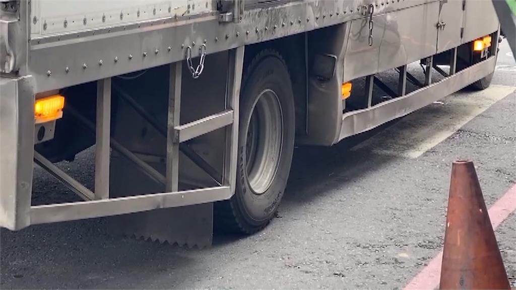 生死一瞬間!騎士閃避違停車輛 失控險捲大貨車輪下
