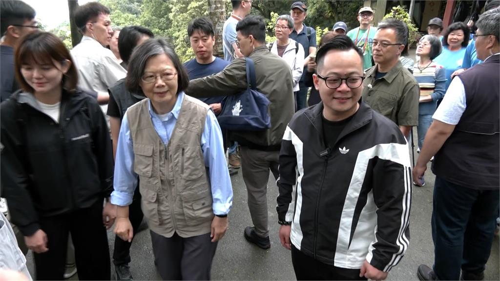 再跟童子瑋同台健行！　小英讚：不喘了還抓到竅門