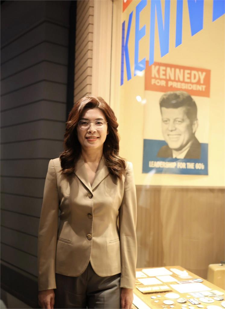 尷尬⋯鄭麗文被稱「獲美方破格接待」竟是參訪圖書館！他酸：國民黨承包一天笑料