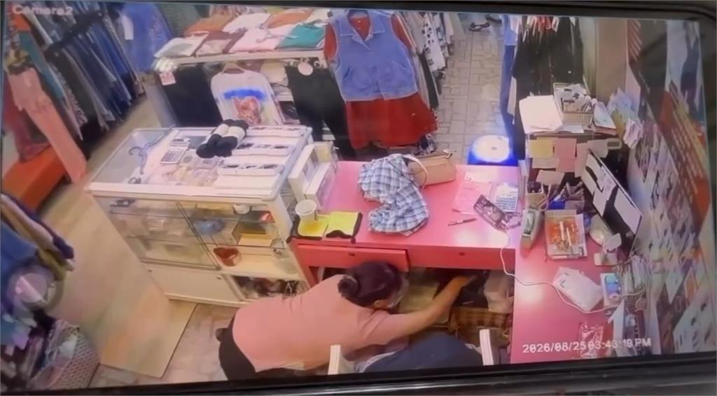 中壢女賊鑽櫃台偷錢！網爆：昔偷檳榔店 今偷服飾店
