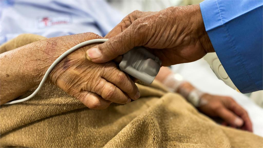 日本老翁為省「冷氣費」熱死家中!兒翻櫃驚見「3本發霉百萬存摺」秒心碎