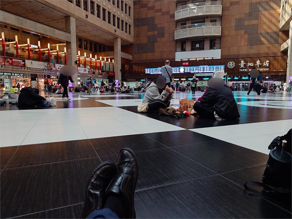 北車阿北「流浪坐地」竟是鄭運鵬！網一見「現場畫面」急問：被趕出家門？