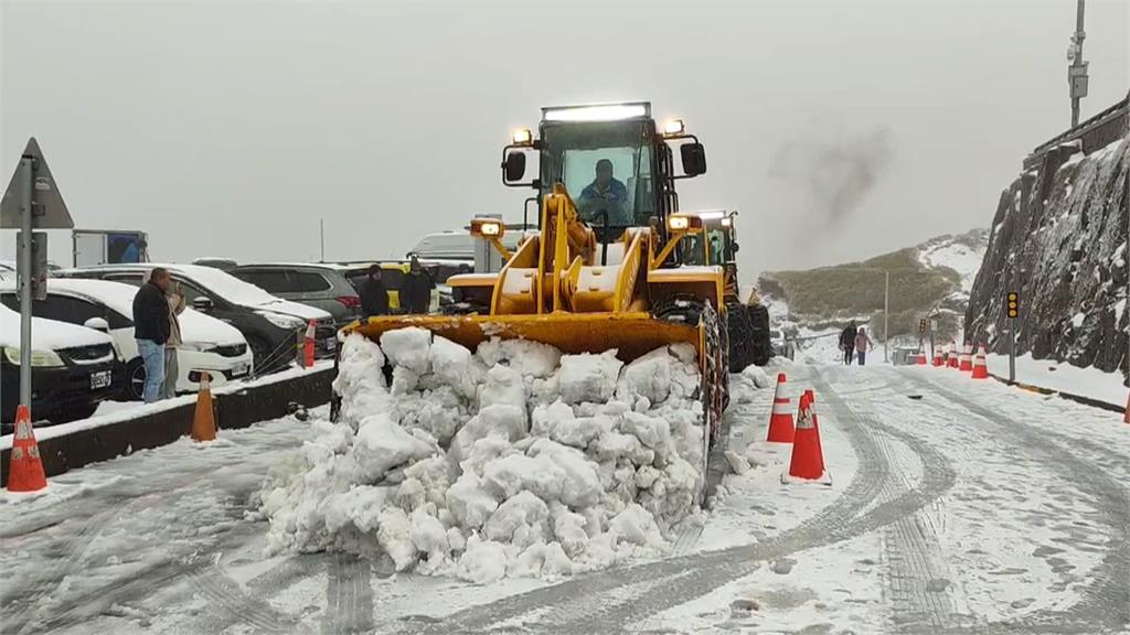 合歡山下雪了！　民眾忙著堆雪人、剷雪車清除積雪