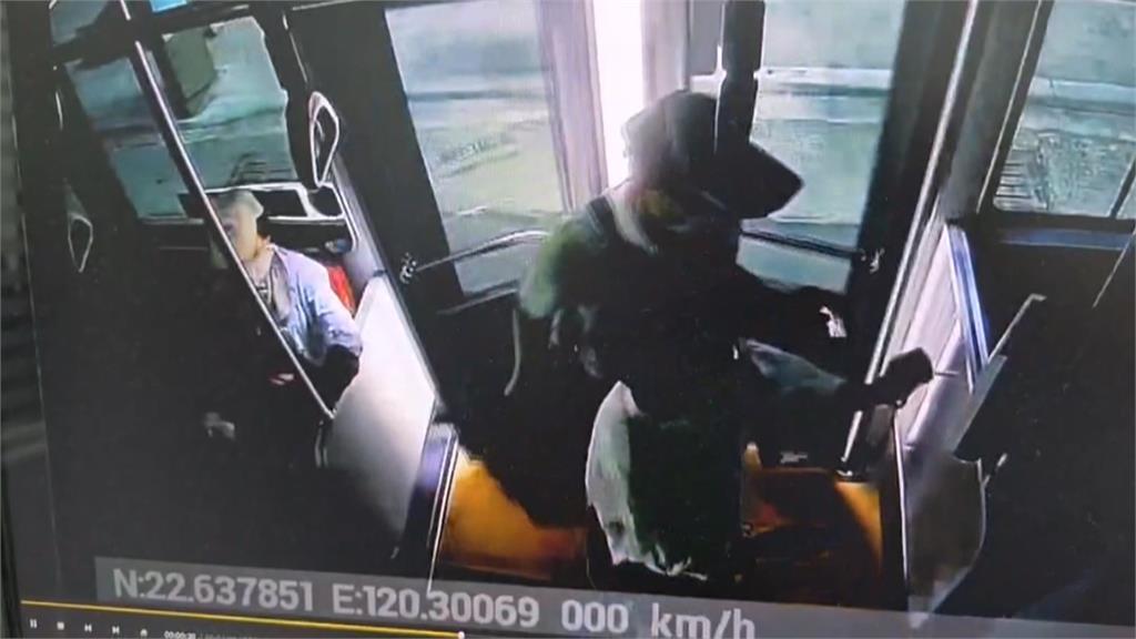 疑關門太快「包包險遭夾」　男子怒罵公車司機爆口角