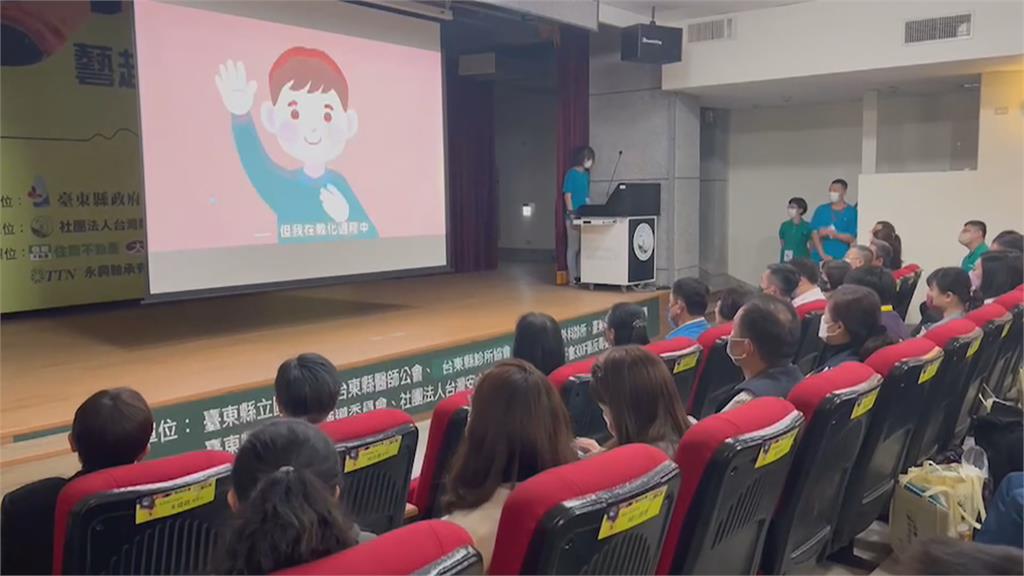 台灣無毒世界協會宣導反毒 發給學童一人一本反毒繪本