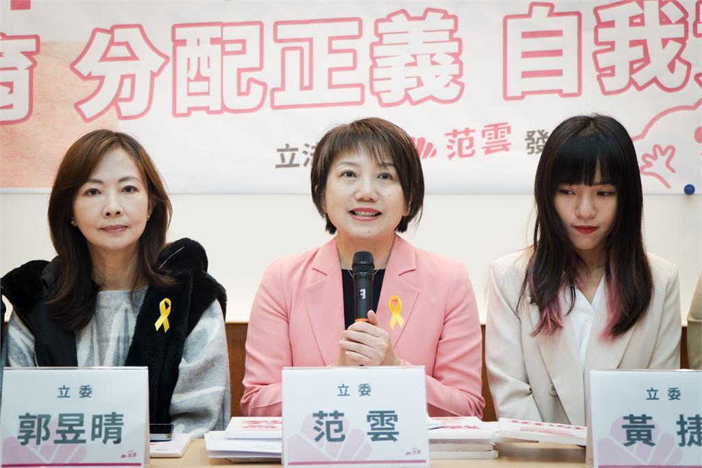 快新聞/9綠委「別黃絲帶」哀悼陳俊翰逾1分鐘 范雲:帶著他的遺志努力下去