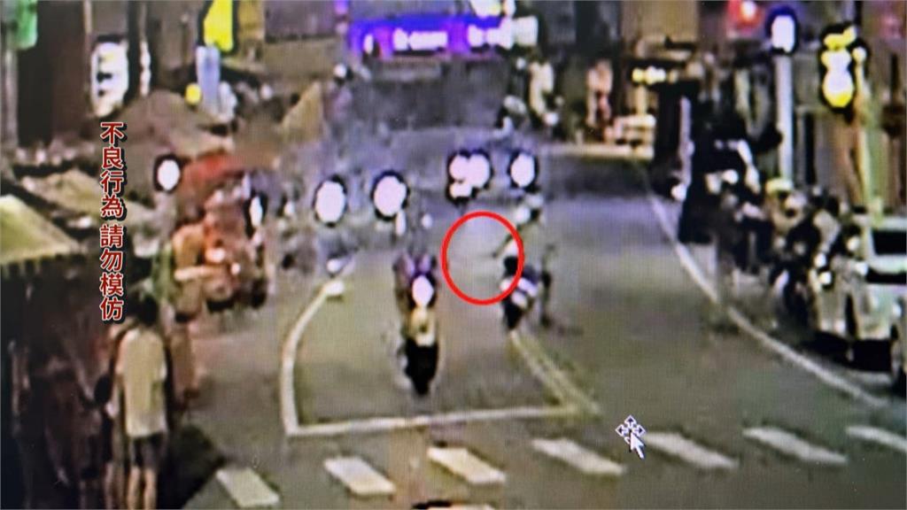 嚇人！疑女友情變受刺激　台中男騎車持刀「揮舞狂飆」